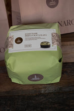 Charger l'image dans la galerie, Panettone poire et chocolat, recouvert de chocolat blanc (750g)