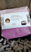 Charger l&#39;image dans la galerie, Panettone aux fruits des bois recouvert de chocolat blanc (1KG)
